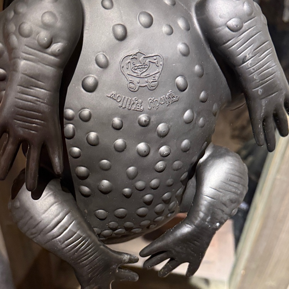 Black Textured Frog Handbag - Picture 9 of 10